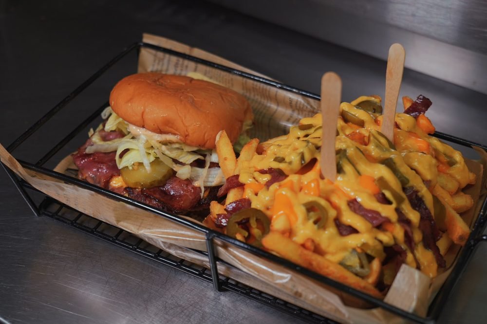 Maza Burger mit Loaded Fries im Korb