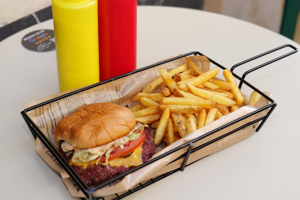 Maza Menü mit Burger und Pommes im Korb